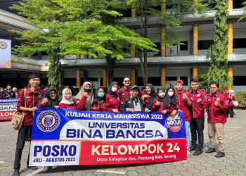 Kelompok KKM24 Uniba saat foto bersama DPL, Sabtu (15/7/2023). (LUKMAN HAPIDIN/BANTEN POS)