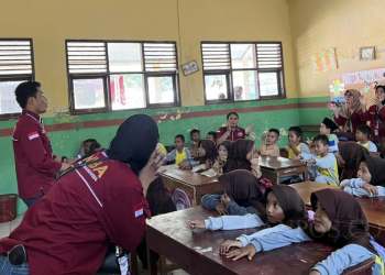 Mahasiswa Uniba Kelompok 24 saat mengajar di SD Negeri Kelapian 2, Sabtu (22/7/2023). (LUKMAN HAPIDIN/BANTEN POS)
