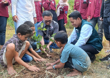 Komnas Anak Provinsi Banten bersama masyarakat dan anak-anak di Kampung Pekijing, Kelurahan Kalanganyar, Kecamatan Taktakan, Kota Serang lakukan penanaman pohon, Minggu (23/7).