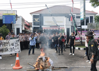Kesal Tak mendapatkan Respon, Massa Aksi Membakar ban dan spanduk didepan gerbang Kejaksaan Negeri Lebak.