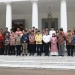 Pj. Gubernur Banten Al Muktabar foto bersama Tim Komite Daerah Ekonomi dan Keuangan Syariah (KDEKS) Provinsi Banten di Gedung Negara di Serang, Kamis (13/7/2022). ANTARA/Mulyana
