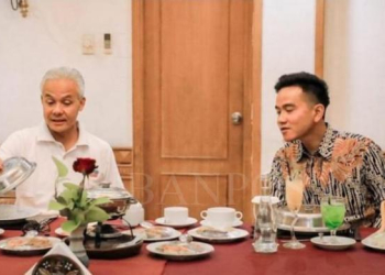 Capres PDIP Ganjar Pranowo (kiri) saat makan siang dengan Wali Kota Solo Gibran Rakabuming Raka. (Foto: Instagram Ganjar)