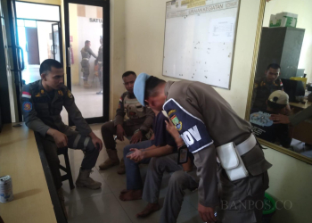 LUKMAN HAPIDIN/BANTEN POS
Dua orang pelajar saat diamankan petugas Satpol PP saat mabuk kecubung, Senin (10/7).