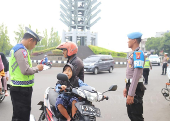 LUKMAN HAPIDIN/BANTEN POS
Petugas Satlantas Polres Cilegon saat melakukan penindakan terhadap pelanggar lalu lintas saat OPS Patuh Maung, Senin (10/7).