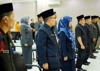 16 pejabat eselon II dan III saat diambil sumpah.