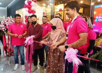 3Store KPPTI : Director & Chief Commercial Officer Indosat Ritesh Kumar Singh (paling kanan) dan SVP Head of Customer Experience Brand Tri Julandi George Fransiskus (paling kiri) saat meresmikan 3Store di Gedung KPPTI, Jumat (14/07).