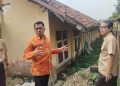 Wakil Walikota Cilegon Sanuji Pentamarta kiri saat melihat secara langsung kondisi SDN Bojong Baru yang nyaris Roboh, Kamis (13/7).