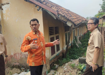 Wakil Walikota Cilegon Sanuji Pentamarta kiri saat melihat secara langsung kondisi SDN Bojong Baru yang nyaris Roboh, Kamis (13/7).
