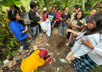 Warga di lokasi temuan tas berisi kerangka manusia.