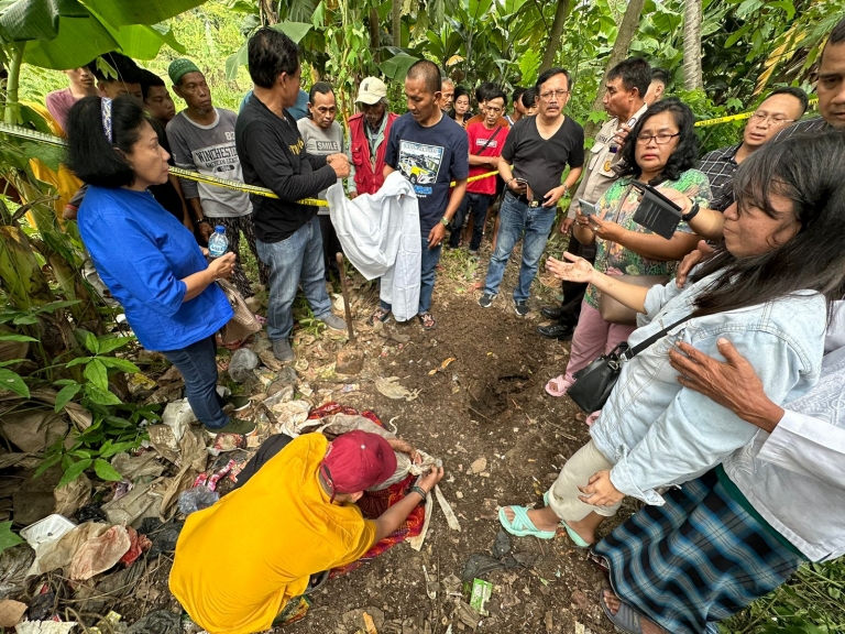 Warga di lokasi temuan tas berisi kerangka manusia.