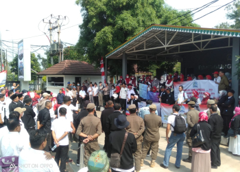 Unjuk rasa yang dilakukan oleh Persatuan Kepala Sekolah Swasta (PKSS) Kota Tangsel di depan gedung DPRD Kota Tangsel. (Sumber: Facebook Nurwahdah)