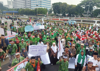 Ribuan guru Madrasah swasta saat melakukan aksi damai.