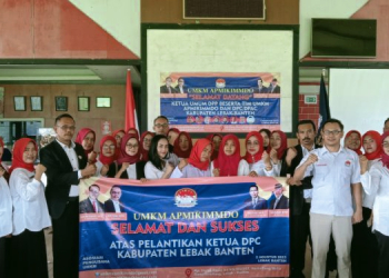 Pengurus Apmikimmdo DPC Lebak, sebagai wadah pegiat UMKM tampak berpoto bersama usai menggelar pelantikan sekaligus pengukuhan DPC Kabupaten Lebak, Periode 2023 hingga 2028. Bertempat di Gedung Andika Resto, Rangkasbitung, Selasa (07/08).