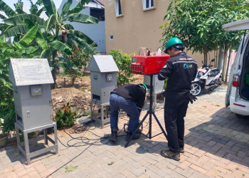 Suasana pemasangan alat pengukur udara di lingkungan Perumahan TCI RT 7 RW 5 Kelurahan Sukmajaya, Kecamatan Jombang, Rabu (30/8). (LUKMAN HAPIDIN/BANTEN POS)