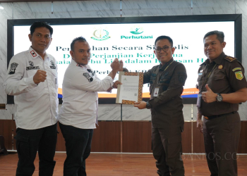 (Kedua dari kanan) Kajari Blitar, Agus Kurniawan.