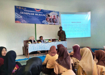 LUKMAN HAPIDIN/BANTEN POS 
Kanit III Subdit V Cyber Dirkrimsus Polda Banten Kompol Didik Sulistya saat memberikan materi Cyber Crime kepada siswa-siswi SMA Al-Khairiyah dalam kegiatan Seminar Hukum yang dilaksanakan KKM Uniba Kelompok 24, Sabtu (5/8/2023).