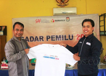 SAF Bersama Pramuka Dan Anggota Bawaslu Provinsi Banten Saat Setelah Kegiatan Sosialisasi Gerakan Sadar Pemilu Di Kantor Aula UPT Dindik Lama Kecamatan Kasemen, Kota Serang.