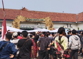 Ratusan Massa aksi mendatangi Kantor DPRD Kabupaten Lebak untuk menyampaikan penolakan atas penutupan akses JPL 183, Senin (7/8). Aksi tersebut berakhir pada kesepakatan untuk membuka akses jalan untuk pejalan kaki, dan kebijakan permanen pada Rabu (9/8) mendatang. (Wahyu/Banten Pos)