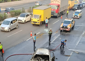 Petugas kepolisian saat melakukan evakuasi terhadap kendaraan yang terlibat kecelakaan di Tol Jakarta-Tangerang, Senin (7/8/2023). ANTARA/Azmi Syamsul Ma'rif.