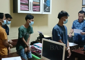 Empat orang terduga pelaku pelecehan seksual terhadap anak dibawah umur saat diamankan polisi.