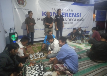 Para peserta saat mengikuti turnamen catur PWI Cup.