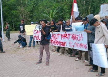 Aliansi mahasiswa bersama pemuda dan perwakilan masyarakat Kecamatan Cigemblong melakukan aksi unjuk rasa di depan kantor Kecamatan Cigemblong (28/08). Mereka menuntut pihak pemerintah kecamatan agar menyampaikan kepada Pemkab Lebak tentang kondisi tersebut.