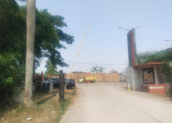 Salah satu tempat penampungan batu bara yang berada di depan gerbang Perumahan TCI. (LUKMAN HAPIDIN/BANTEN POS)