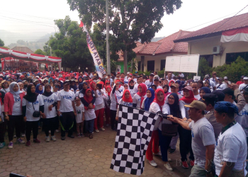LUKMAN HAPIDIN/BANTEN POS
Ribuan warga dari empat wilayah kelurahan di Kecamatan Pulomerak, Kota Cilegon, yakni Kelurahan Tamansari, Mekarsari, Lebakgede dan Suralaya mengikuti jalan sehat Fit and Fun with IRT, yang digelar masih dalam rangka memeriahkan HUT Kemerdekaan RI ke-78, Sabtu (26/8).