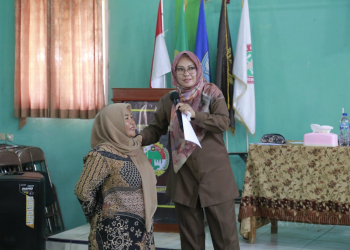 Bupati Pandeglang, Irna Narulita saat memberikan arahan kepada para kader posyandu.