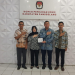 Anggota PPLN Melbourne, Australia, Abbadi Said Thalib Bersama Ketua KPU Pandeglang, Nunung Nurazizah beserta jajaran saat foto Bersama.