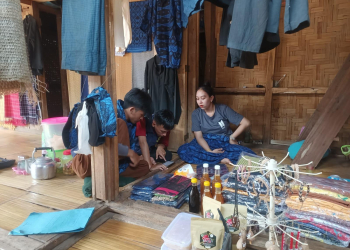 Mahasiswa KKN dari Unida memperkenalkan E-commerce kepada masyarakat Baduy.