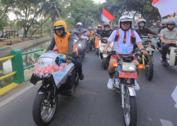 Wakil Walikota Tangerang, Sachrudin, saat mengikuti Nyoride dengan menggunakan motor listrik karya anak bangsa.