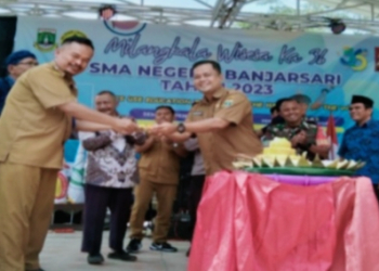 Tampak perayaan hari jadi SMAN 1 Banjarsari yang ke -37 yang diisi beragam giat, diantaranya seminar pendidikan, pentas kreasi seni siswa dan pertunjukan karnaval budaya dari para siswa serta diakhiri pemotongan tumpeng Milangkala Wisesa, Selasa (29/8).