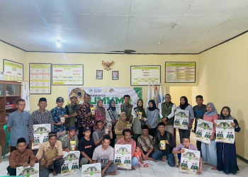 Tampak warga dan pegiat ekonomi kreatif di Desa Cigemblong berpoto bersama mahasiswa KKN Unma Banten usai pembinaan UMKM di desa tersebut. Senin (7/8)