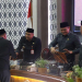 Bupati Tangerang A Zaki Iskandar bersalaman dengan anggota DPRD Kabupaten Tangerang saat
penyerahan berkas persetujuan Raperda. (ANTARA)
