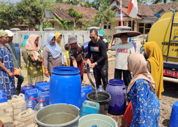Ketua DPRD Pandeglang, TB. Udi Juhdi saat menyalurkan air bersih kepada warga yang dilanda krisis air bersih.