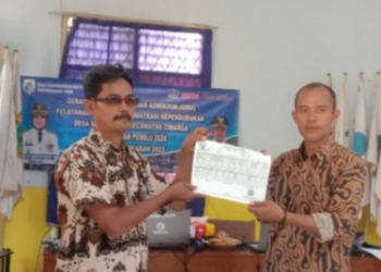 Salah satu warga Margatirta, Cimarga yang baru memiliki KK dan KTP saat Disdukcapil Lebak gelar jemput bola ke desa tersebut.