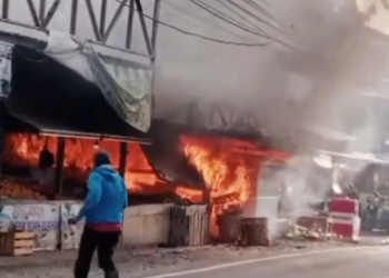 Diduga akibat percikan api dari kabel listrik di atas tabung gas, tiga buah kios di sekitar depan pasar Simpang Desa Sukamanah, Kecamatan Malingping ludes terbakar. (22/8).