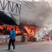 Diduga akibat percikan api dari kabel listrik di atas tabung gas, tiga buah kios di sekitar depan pasar Simpang Desa Sukamanah, Kecamatan Malingping ludes terbakar. (22/8).