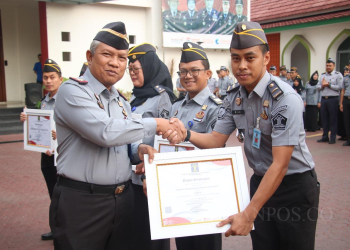 ISTIMEWA
Lapas Kelas IIA Cilegon mendapatkan penghargaan dari Kantor Wilayah Kementerian Hukum dan HAM Banten, usai menjadi juara kedua dalam Turnamen Futsal antar Unit Pelaksana Teknis Kantor Wilayah Kemenkumham Banten yang digelar, Senin (28/8).