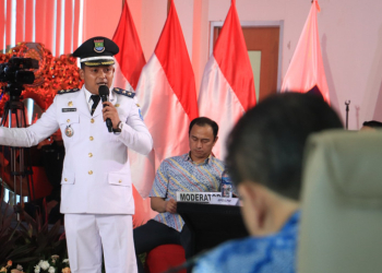 Lurah Cisauk, Moch. Farly Gusriadi, saat memaparkan inovasinya di hadapan tim penilaian.