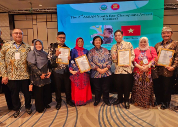 ISTIMEWA
Menteri LHK RI Siti Nurbaya Bakar (tengah) bersama Kadindikbud Heni Anita Susila (kiri) dan Kepsek SMPN 2 Nurhayati saat menerima penghargaan ASEAN Eco-School 2023 di Vientiane, Laos, Rabu 23 Agustus 2023.