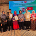 ISTIMEWA
Menteri LHK RI Siti Nurbaya Bakar (tengah) bersama Kadindikbud Heni Anita Susila (kiri) dan Kepsek SMPN 2 Nurhayati saat menerima penghargaan ASEAN Eco-School 2023 di Vientiane, Laos, Rabu 23 Agustus 2023.