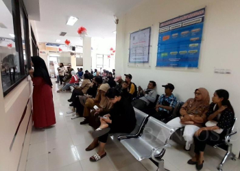 Para WP menunggu antrian untuk membayar PKB.