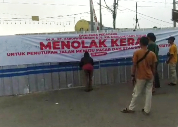 Dokumentasi puluhan pedagang memasang spanduk penolakan penutupan JPL 183 disertai dengan penandatanganan oleh setiap pedagang.