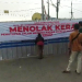 Dokumentasi puluhan pedagang memasang spanduk penolakan penutupan JPL 183 disertai dengan penandatanganan oleh setiap pedagang.