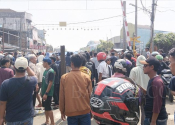 Massa aksi yang kecewa membongkar paksa penutup JPL 183