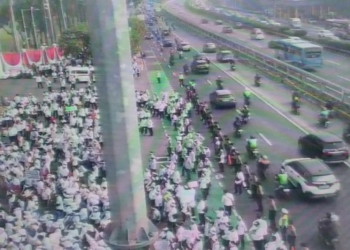 Tangkapan layar unjuk rasa nakes dan non nakes di depan gedung DPR RI di Jakarta, Senin (7/8/2023).