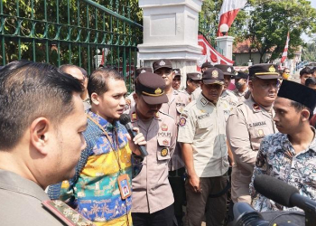 Asda II Kabupaten Lebak, Ajis Suhendi saat menemui massa aksi di depan gedung kantor Bupati Lebak.