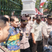 Asda II Kabupaten Lebak, Ajis Suhendi saat menemui massa aksi di depan gedung kantor Bupati Lebak.